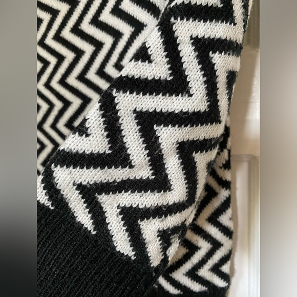 BB Dakota, Black and White Zig Zag Sweater, Twin Peaks, Size Small - Picture 4 of 8